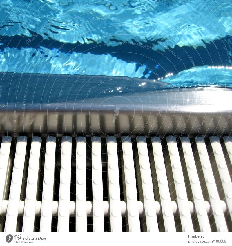 poolside Schwimmbad Sommer Erfrischung nass Beckenrand Am Rand Abfluss Edelstahl Stahl feucht Überlauf Freibad Spielen Wasser himbeertoni