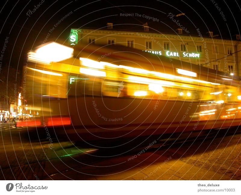 Straßenbahn dunkel Nacht Licht Bewegung unterwegs fahren Verkehr Staßenbahn Eisenbahn Lampe