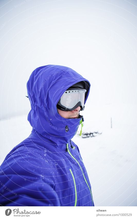 violet man Ferien & Urlaub & Reisen Winter Mensch maskulin Junger Mann Jugendliche Erwachsene 1 30-45 Jahre Nebel beobachten Blick warten sportlich Coolness