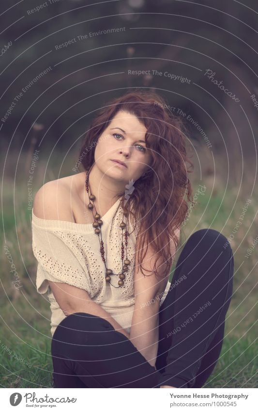 Romantisch schön Haare & Frisuren Gesicht feminin Frau Erwachsene Auge 1 Mensch 30-45 Jahre Natur Landschaft Herbst Schönes Wetter Gras Wiese Feld Mode