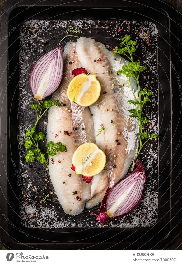 Zander Fischfilet mit rote Zwiebel und Zitrone Lebensmittel Gemüse Kräuter & Gewürze Öl Ernährung Mittagessen Abendessen Bioprodukte Vegetarische Ernährung Diät