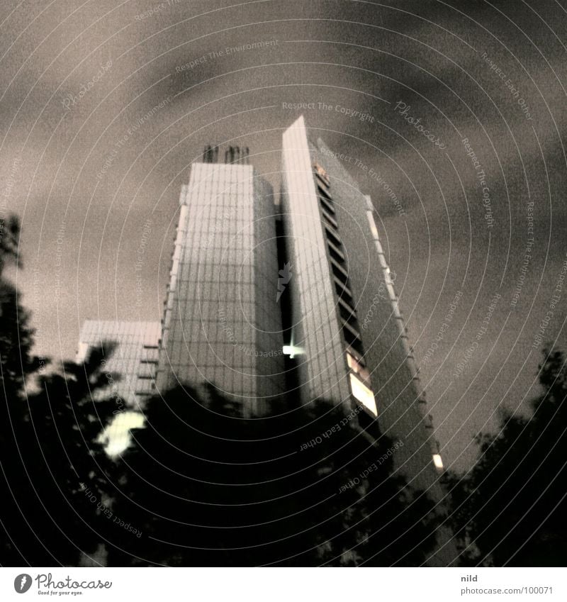 hoch(h)raus Hochhaus dunkel Gefühle Stadt Langzeitbelichtung Wind Leidenschaft Sturm Unwetter Wolken steil ungemütlich Wohnhochhaus Mitte München Quadrat