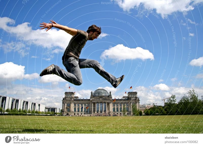 wochenendterrorist Freude Körper Spielen Ausflug Sommer Schönes Wetter Wiese Hauptstadt Sehenswürdigkeit Wahrzeichen Denkmal Deutscher Bundestag fliegen