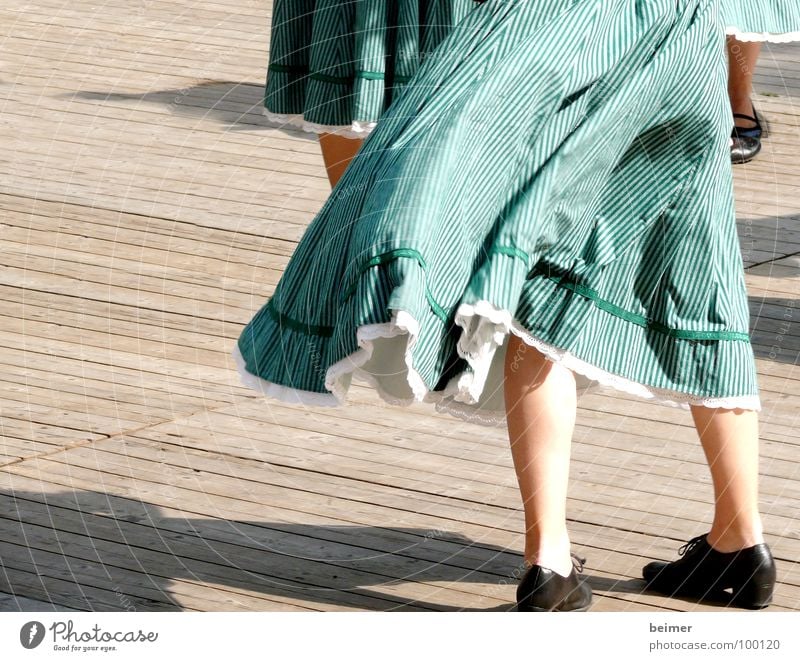 tanz mit mir Bühne grün Schuhe drehen Volkstanz Tanzen Wind Beine mehrere Schatten