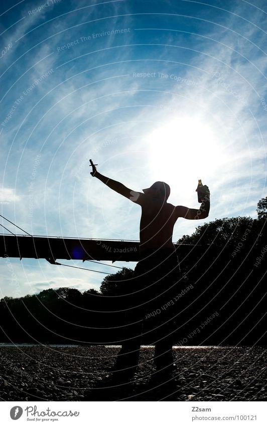 poser Körperhaltung Mann maskulin Silhouette Isar Bayern Kies trinken Baseballmütze Gegenlicht darstellung Muskulatur Schatten Brücke Fluss Stein Rauchen