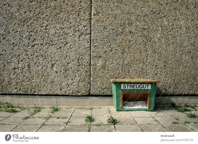 StreuGut Winter Glätte Streugut Streusand Streusalz Bürgersteig gefährlich Rutschgefahr Wetter Beton Wohngebiet Plattenbau Deutschland Kiste Haus Hausmeister