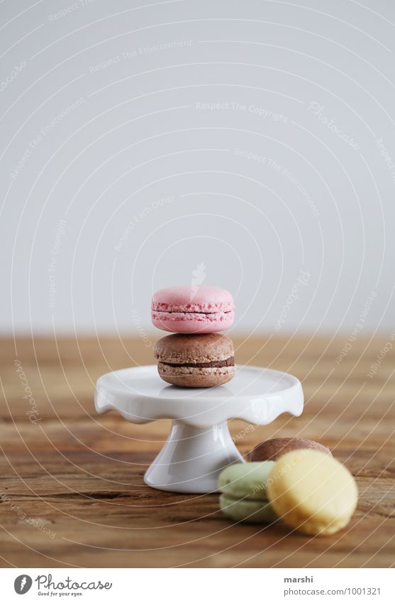 Macarons Lebensmittel Dessert Süßwaren Ernährung Essen süß Stimmung macarons Kellnern Holztisch lecker Schwache Tiefenschärfe mehrfarbig Farbfoto Innenaufnahme