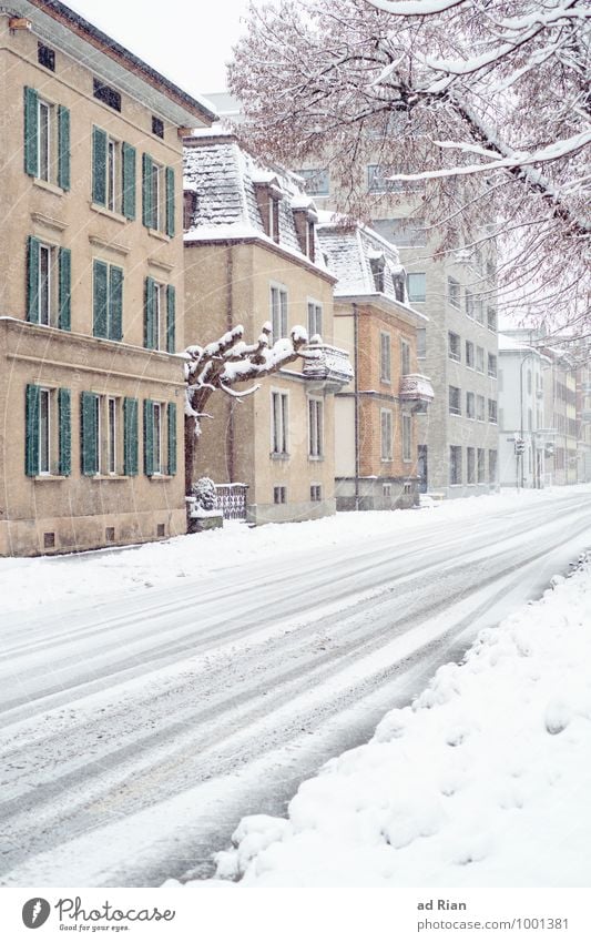 waiting [..for summer..] Winter schlechtes Wetter Eis Frost Schnee Schneefall Dorf Stadt Altstadt Menschenleer Bauwerk Gebäude Architektur Mauer Wand Fassade