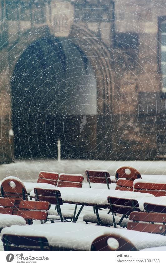 Verschneiter Biergarten in der Stadt - so schnell wird ein Eiscafé daraus Gastronomie Winter Schnee Schneefall Schneeflocke Stuhl Torbogen Menschenleer kalt