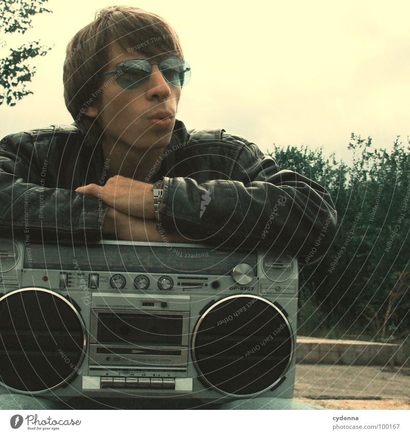 RADIO-AKTIV I Mann Kerl Stil Musik Sonnenbrille Industriegelände Lederjacke Beton Gefühle Mensch Typ boy Coolness porn Radio Landschaft session Einsamkeit