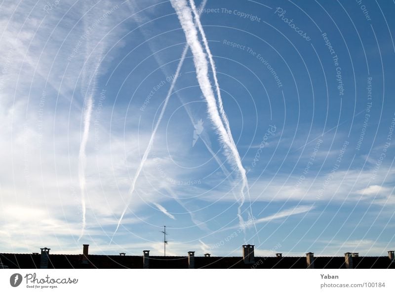 TicTacToe in the sky Wolken Kondensstreifen Dach Antenne offen Fernweh Vergänglichkeit Weitwinkel Himmel Luftverkehr Schönes Wetter leicht bewölkt Schornstein