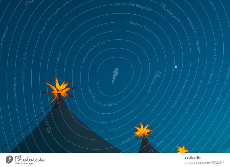 Mond und Sterne Weihnachten & Advent Dezember dunkel Illumination Licht Party Stimmung trist trüb Weihnachtsmarkt Winter Himmel Wolkenloser Himmel Abend Nacht
