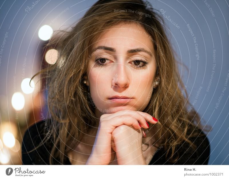 Melancholische Weihnachten feminin Junge Frau Jugendliche 1 Mensch 18-30 Jahre Erwachsene Haare & Frisuren brünett langhaarig Locken sitzen schön natürlich