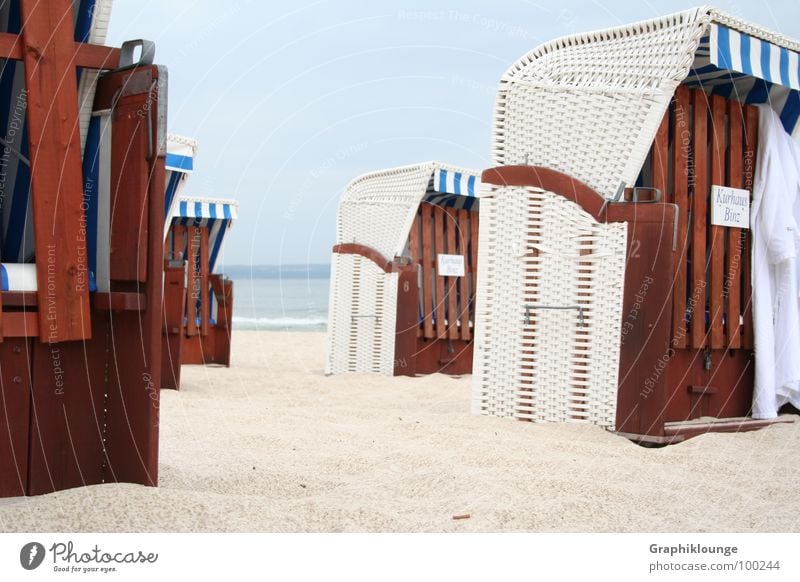 In Reihe und Glied Strandkorb Korb Meer ruhig beruhigend Küste Wasser Sand Erholung Entspanung Canon Himmel Momentaufnahme