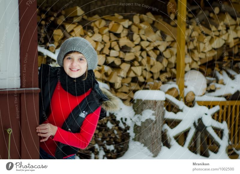 here i am feminin Kind Mädchen Kindheit Jugendliche 1 Mensch 13-18 Jahre Natur Winter Wetter Eis Frost Schnee Schneefall Baum Dorf frieren lachen Blick schön