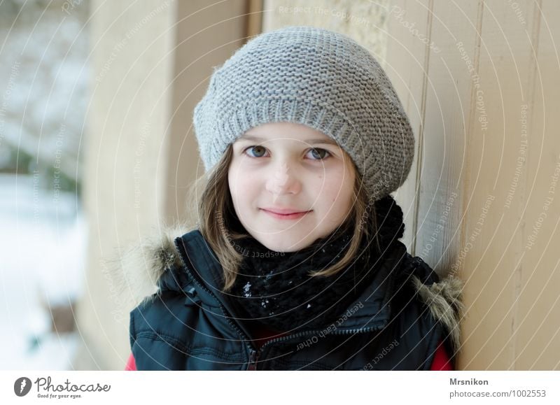 it's cold outside Winter Schnee Winterurlaub Mensch feminin Mädchen Kindheit 1 8-13 Jahre Fell beobachten Denken Blick stehen Freundlichkeit frisch Gesundheit