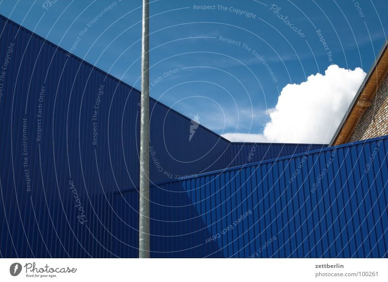 Wolke Wolken Sommer Wand Haus Ecke Wellblech Fahnenmast Schatten Detailaufnahme Himmel verwinkelt Gebäude Lager läger mobellager möbelläger leichtbauweise