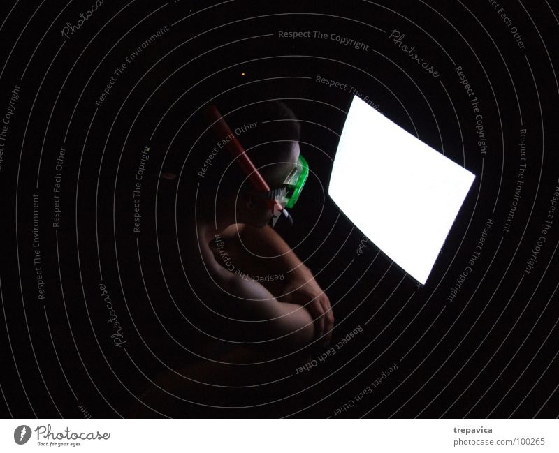 tv Fernseher dunkel Mann Licht schwarz Sommer Fernsehen Medien Einsamkeit verrückt tauchen Tauchgerät Taucher Ferien & Urlaub & Reisen Blick screen Mensch