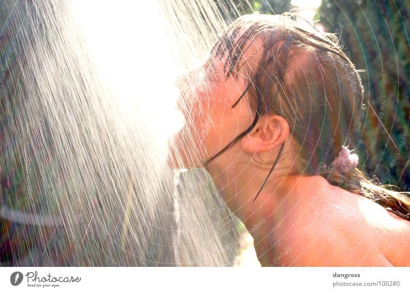 Pure Erfrischung Mädchen Kind Sommer Wasserstrahl kühlen trinken Zopf nass Leipzig heiß Glut Freude Garten Sonne lisa-marie ko-sommer gluthitze