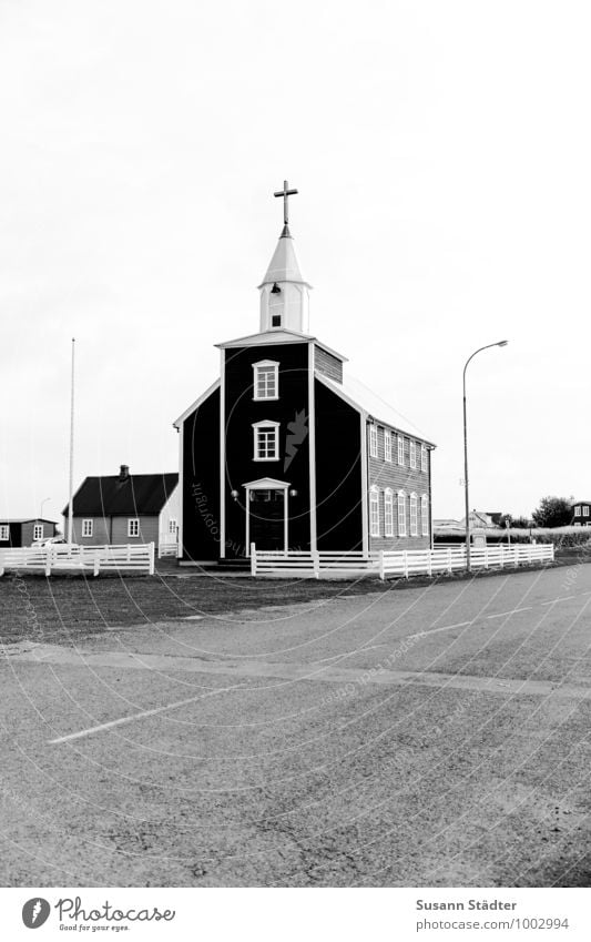 Kirkja Fischerdorf Kleinstadt historisch Einsamkeit Menschenleer Kirche Island Kirchturm Straße Laterne Grundstück Asphalt Schwarzweißfoto Außenaufnahme