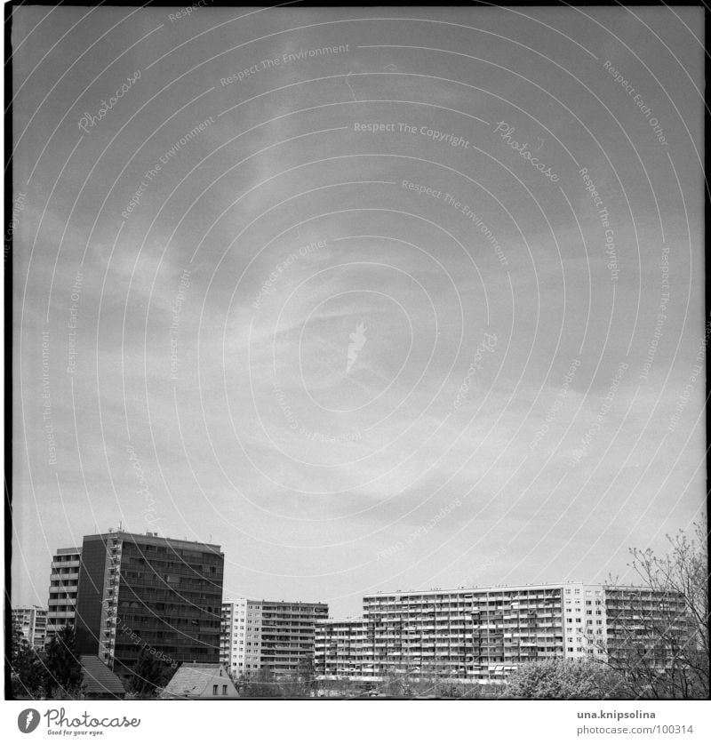 hometown Himmel Wolken Stadt Architektur Balkon Cottbus Brandenburg Plattenbau analog Schleier cb schleierwolken Schwarzweißfoto