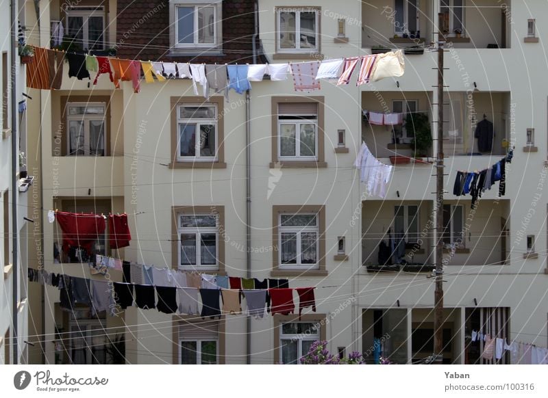 Fenster zum Hof Farbfoto Außenaufnahme Totale Leben Häusliches Leben Wohnung Haus Seil bevölkert Balkon Bekleidung hängen Reinigen Duft frisch Sauberkeit