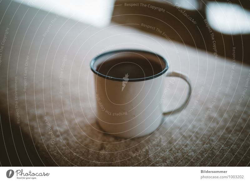 Tee im Schnee Ernährung Getränk Heißgetränk Glühwein Tasse Becher genießen trinken einfach kalt braun weiß Warmherzigkeit Romantik Durst Einsamkeit Erholung