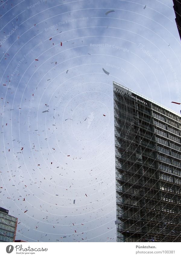 Es regnet Schnipsel Haus Hochhaus Konfetti Wolken Fenster Sommer Stadt Luft Potsdamer Platz Gebäude Konstruktion Berlin Verkehrswege blau Himmel Glas Spitze