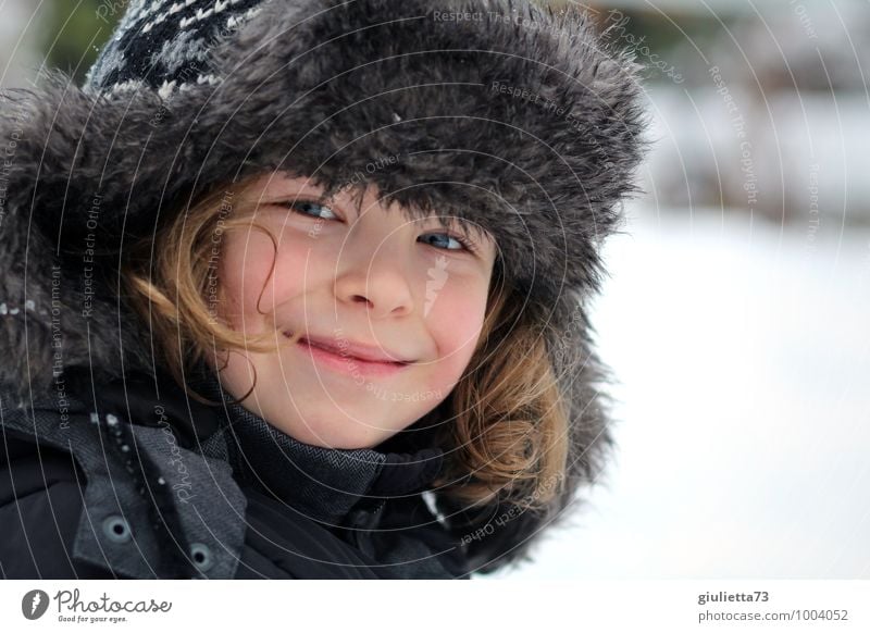 Fröhliches Winterkind mit russischer Uschanka-Mütze Mensch maskulin Kind Kleinkind Junge Kindheit Kopf Haare & Frisuren Gesicht 1 3-8 Jahre Schnee Mode Fell