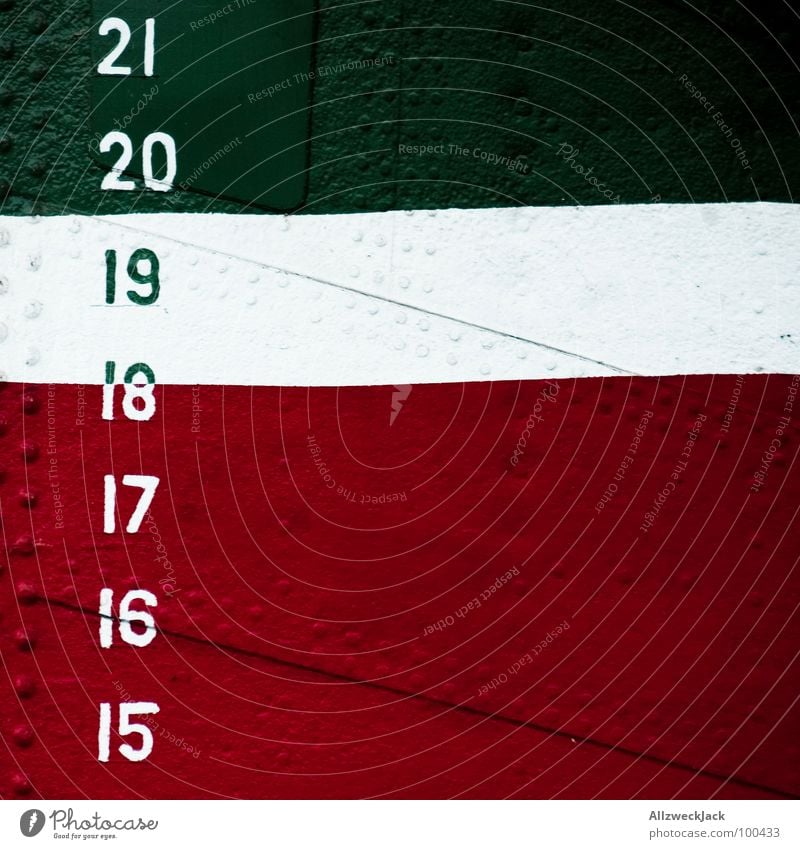 Foto mit Tiefgang Wasserfahrzeug Meter Oberkörper Schiffsrumpf rot weiß grün genietet Schifffahrt Ziffern & Zahlen Hafen Metall Niete Farbe