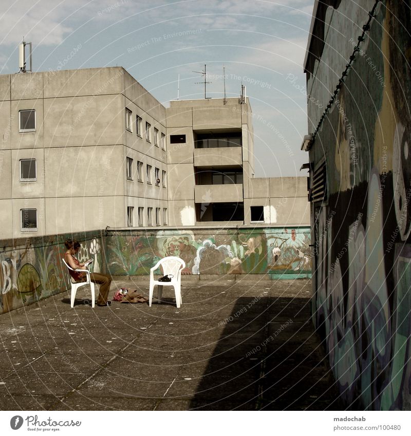 IDYLLE Erholung lesen Sommer Stuhl Mensch Frau Erwachsene Kunst Himmel Wolken Schönes Wetter Stadt Stadtrand Hochhaus Turm Gebäude Architektur Mauer Wand