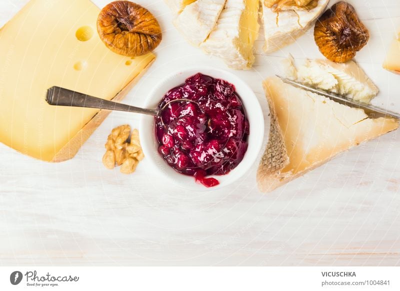 Käseteller mit roter Beerensauce und Löffel Lebensmittel Dessert Ernährung Büffet Brunch Bioprodukte Vegetarische Ernährung Diät Schalen & Schüsseln Stil Design