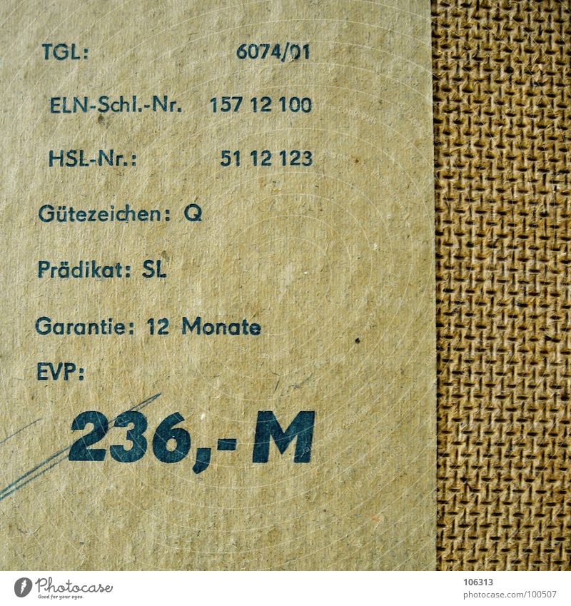 GARANTIE IST ABGELAUFEN Sicherheit Wiedervereinigung Mark Wert Wertschätzung old-school Holz Schrank Zone Deutschland bezahlen Papier gelb vergilbt kleben