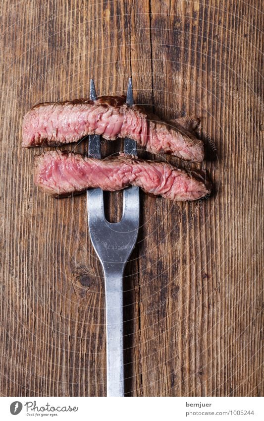 Gemüsespieß Lebensmittel Fleisch Slowfood Gabel Billig gut Rindfleisch Steak Rindersteak Scheibe Fleischgabel Metallwaren Holzbrett rustikal medium aufgespiesst