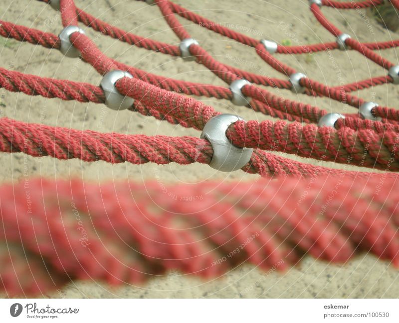 Netz Spielen Kinderspiel Sport Klettern Bergsteigen Seil Spielplatz Spielzeug Sand Zeichen Netzwerk sozial soziales Auffangnetz rot Vernetzung Absicherung