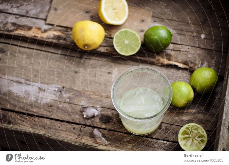 Citron Lebensmittel Getränk Erfrischungsgetränk Limonade Saft Longdrink Cocktail Glas lecker braun gelb grün Zitrone Limone Eiswürfel Zitrusfrüchte Farbfoto