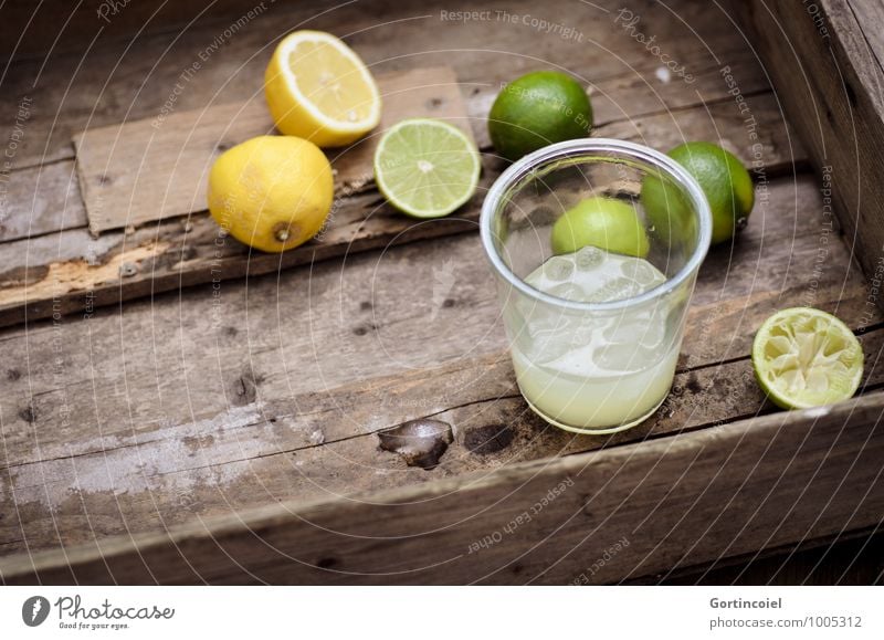 Zitrussaft Lebensmittel Getränk Erfrischungsgetränk Limonade Saft Longdrink Cocktail Glas lecker braun gelb grün Zitrone Limone Eiswürfel Zitrusfrüchte Farbfoto