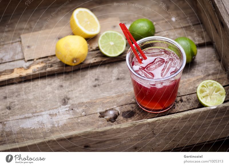 Cocktail Lebensmittel Getränk Erfrischungsgetränk Limonade Saft Longdrink Glas lecker braun gelb grün Zitrone Limone Eiswürfel Zitrusfrüchte Farbfoto