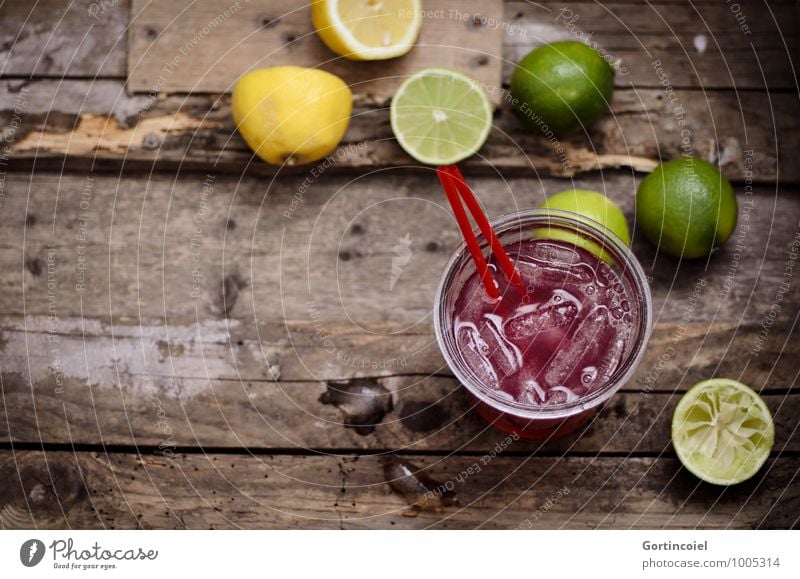 Partydrink Lebensmittel Getränk Erfrischungsgetränk Limonade Saft Longdrink Cocktail Glas lecker braun gelb grün Zitrone Limone Eiswürfel Zitrusfrüchte Farbfoto