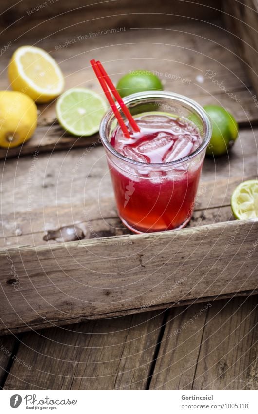 Longdrink Lebensmittel Getränk Erfrischungsgetränk Limonade Saft Cocktail Glas lecker braun gelb grün Zitrone Limone Eiswürfel Zitrusfrüchte Farbfoto