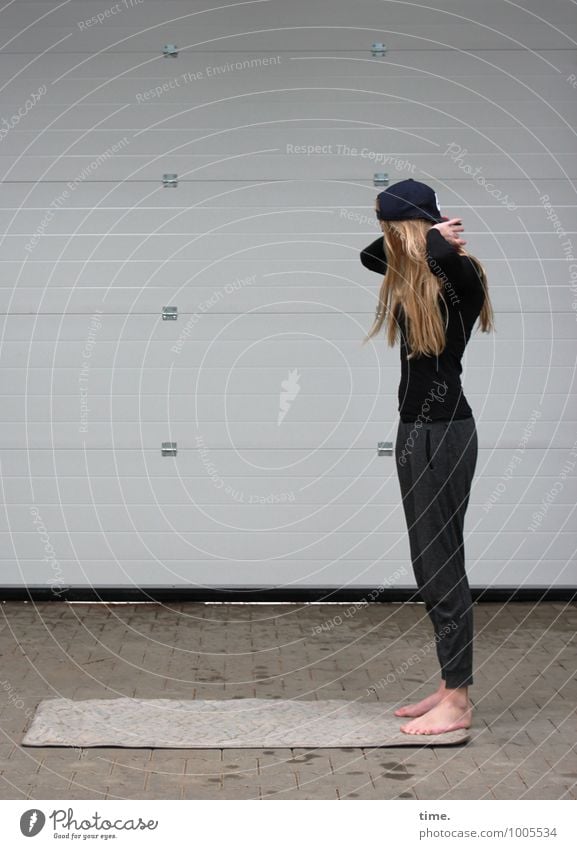 . Raum Steinboden Teppich Sport Fitness Sport-Training Leichtathletik Baustelle feminin Junge Frau Jugendliche 1 Mensch stehen dünn schön Freude Mut