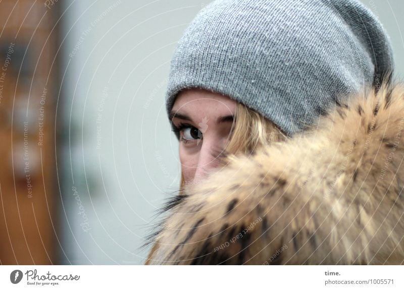 . Werkstatt feminin Junge Frau Jugendliche 1 Mensch Mauer Wand Fell Mütze blond beobachten Blick warten Wachsamkeit Traurigkeit Müdigkeit Enttäuschung Scham