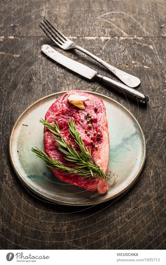 Roastbeef Steak roh auf dem Teller mit Gewürzen Lebensmittel Fleisch Kräuter & Gewürze Öl Ernährung Mittagessen Abendessen Geschirr Messer Gabel Stil Design