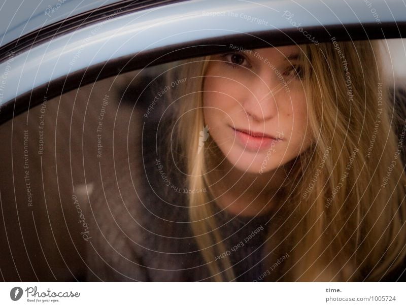 Nele feminin Junge Frau Jugendliche 1 Mensch PKW Pullover blond langhaarig beobachten Blick sitzen warten schön Zufriedenheit selbstbewußt Vertrauen Wachsamkeit