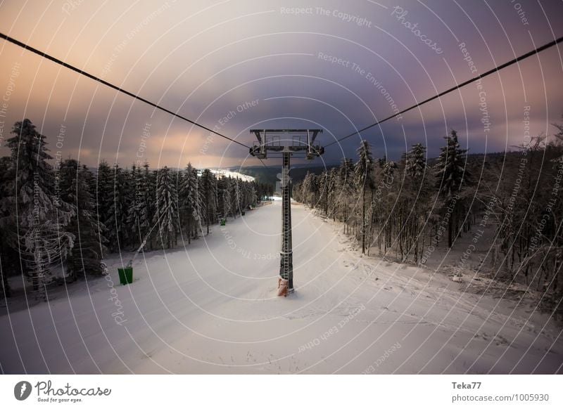 Winterliftkabelpanorama Ferien & Urlaub & Reisen Sport Natur Gefühle Erfolg ästhetisch Winterberg Fahrstuhl Sesselbahn Farbfoto Gedeckte Farben Außenaufnahme