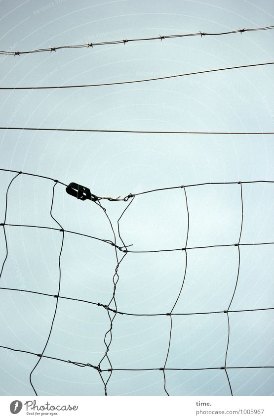 Optische Täuschung Zaun Arbeitsplatz Landwirtschaft Forstwirtschaft Handwerk Maschendrahtzaun Draht Drahtzaun Stacheldraht kabelschelle Himmel Wolken dunkel