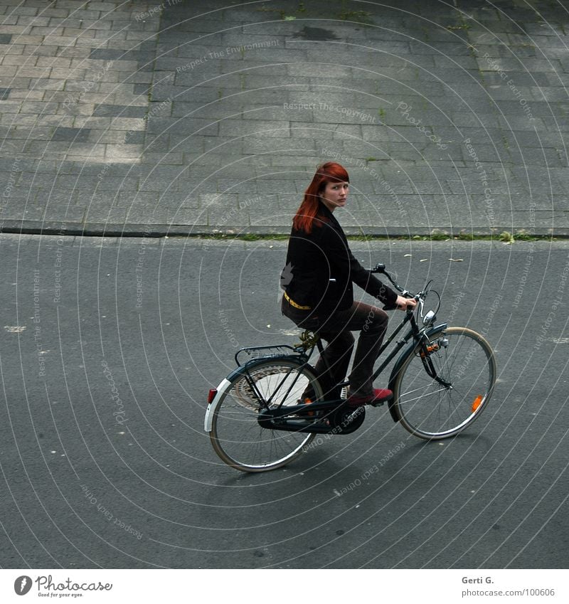 ich fahr' mal eben Zigaretten holen Frau Junge Frau langhaarig rothaarig schön Freundlichkeit gelb Fahrrad bequem Asphalt wegfahren Bürgersteig langsam