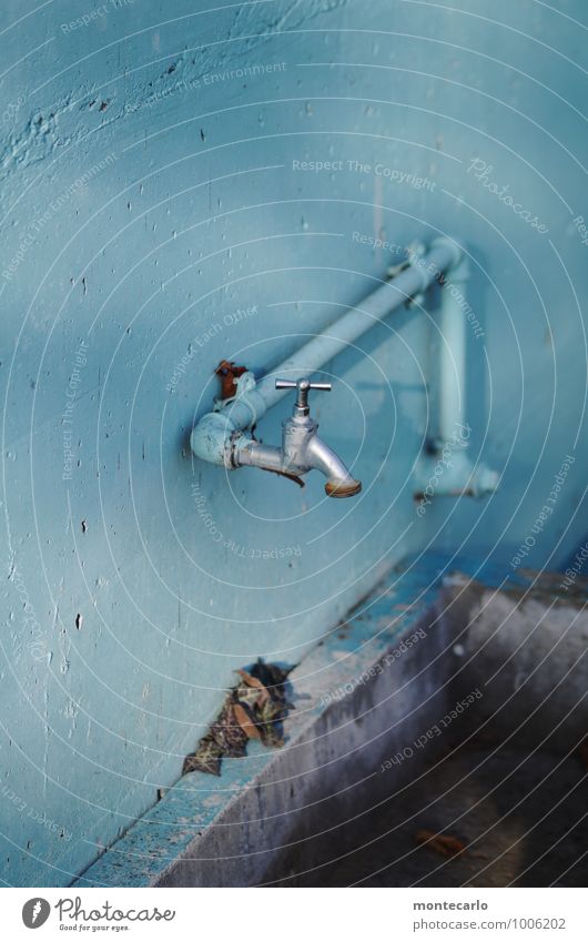 selbstgemacht | ein foto Wasserhahn Rohrleitung Becken Beton Metall alt dünn authentisch einfach kalt lang nah nass Originalität rund trist trocken blau grau