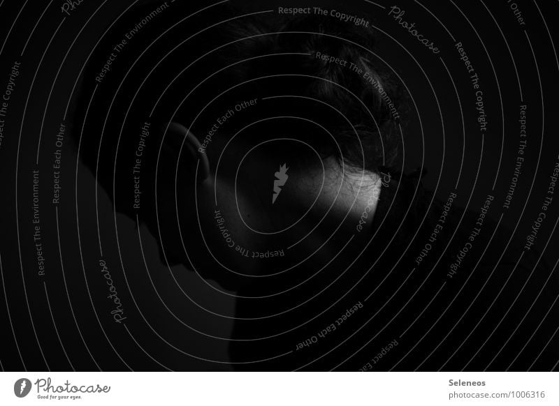 Lichtstrahl Mensch feminin Frau Erwachsene Kopf Haare & Frisuren Ohr Nacken 1 brünett Traurigkeit dunkel Gefühle Stimmung Sorge Trauer Tod Schmerz Enttäuschung