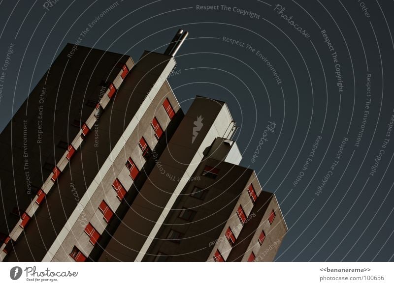 In der City stehn Betonblocks Hochhaus Betonklotz Block Stadt Fenster Balkon Geometrie Ghetto Klotz Wohnung Haus Abenddämmerung Himmel Aussicht Kraft